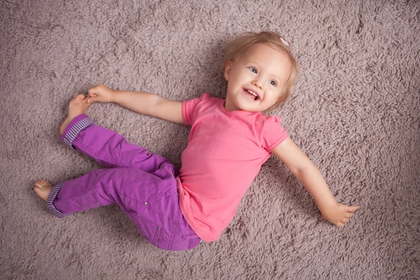 Niedliches kleines Baby entspannt auf dem Fußboden — Stockfoto