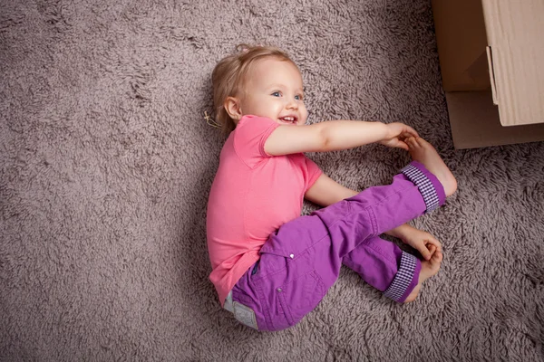 Hübsches kleines Kind macht Spaß auf dem Boden — Stockfoto