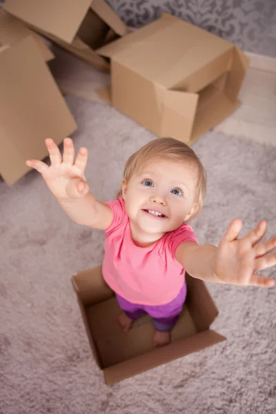 Vackra barn gör sig lustig färd med att förpackning — Stockfoto