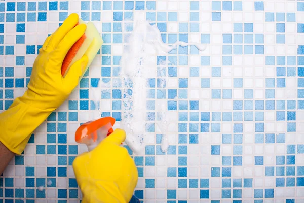 Lavadora calificada está limpiando su casa con esponja y spray — Foto de Stock