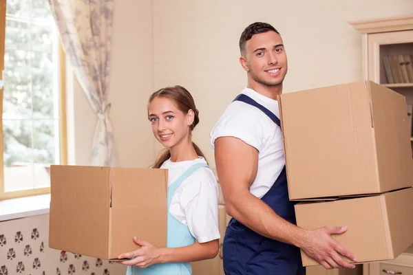 Jóvenes trabajadores alegres están limpiando una casa con alegría —  Fotos de Stock