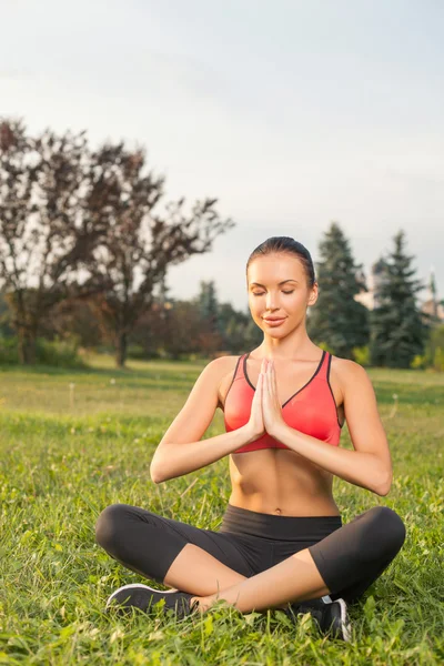 Attractive young healthy girl is exercising in park — Stok fotoğraf