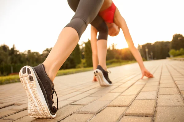 Bonito jovem esporte menina está se preparando para jogging — Fotografia de Stock