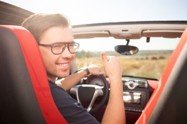 Neşeli genç adam onun taşıma sürüş