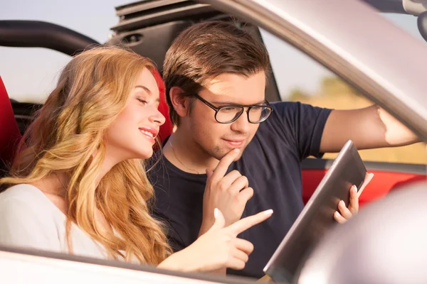 Cheerful young lovers are enjoying their journey — Stock Photo, Image