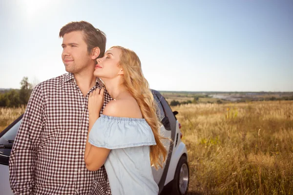 Pasangan kekasih yang lucu bepergian dengan senang hati — Stok Foto