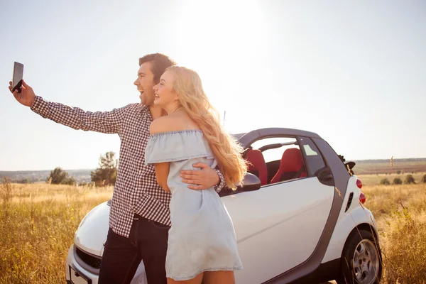 Pretty young boyfriend and girlfriend are going on trip — Stock Photo, Image