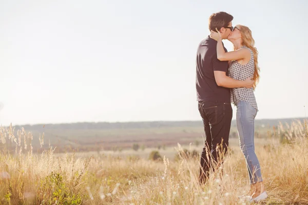 Aantrekkelijke jonge verliefde paar is dating in de natuur — Stockfoto