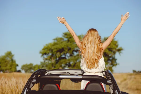 Hermosos jóvenes amantes están disfrutando de su viaje —  Fotos de Stock