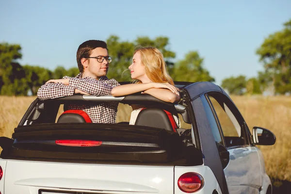 Alegre jóvenes amantes están viajando con alegría —  Fotos de Stock