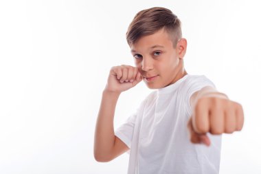 Sevimli erkek genç mücadele becerileri geliştirme