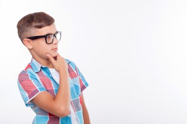 Oldukça erkek genç hakkında bir şey düşünüyor