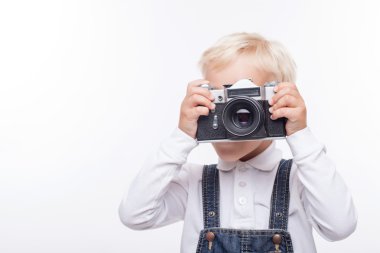 Oldukça erkek çocuk fotoğraf sevinçle yapıyor