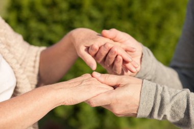 Oldukça olgun sevgi dolu çift açık havada çıkıyor