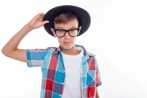 Adolescente masculino alegre com óculos e chapéu — Fotografia de Stock