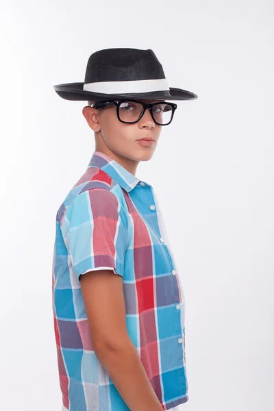 Lindo chico está posando con gorra y gafas —  Fotos de Stock
