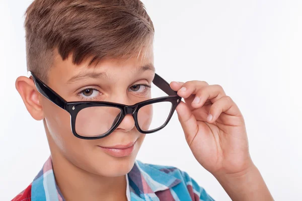 Chico alegre se está burlando con gafas — Foto de Stock