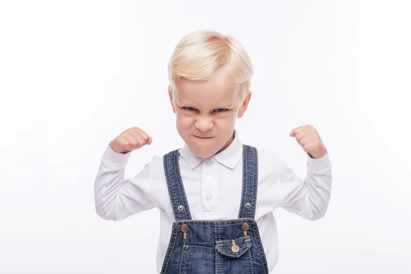 Enojado niño pequeño está listo para luchar — Foto de Stock