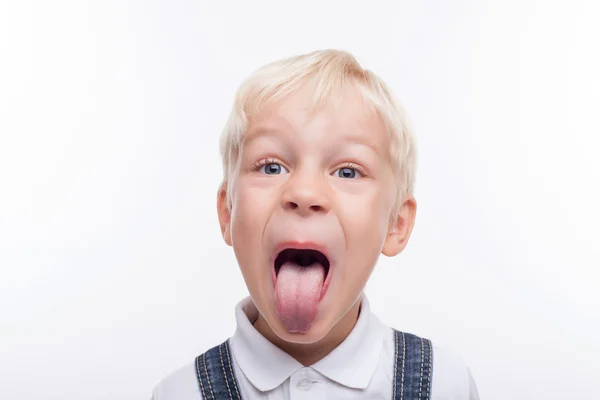 Alegre niño masculino está haciendo muecas con diversión — Foto de Stock