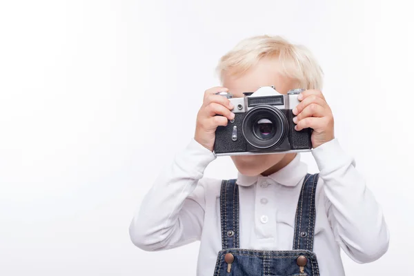 Bonita criança masculina está fazendo fotos com alegria — Fotografia de Stock