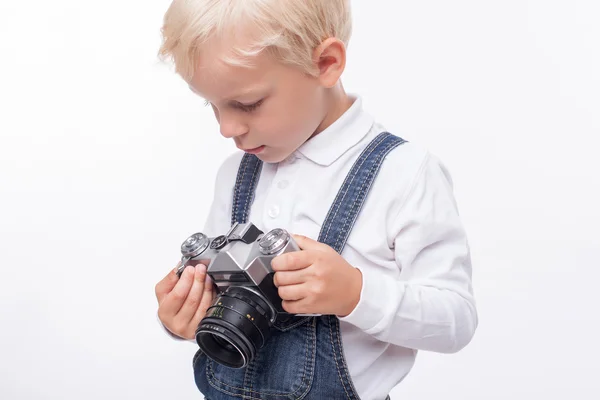 Menino pequeno alegre está se preparando para fazer fotos — Fotografia de Stock