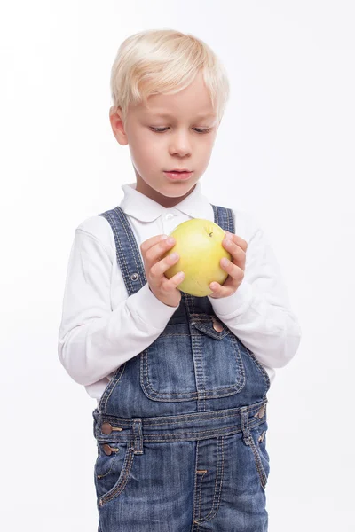 Bonito menino prefere comer comida saudável — Fotografia de Stock