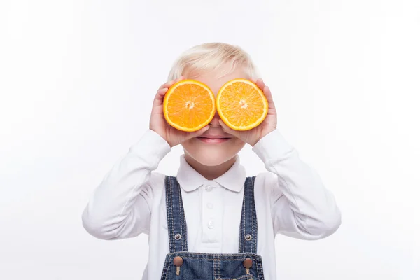 Menino bonito está brincando com frutas saudáveis — Fotografia de Stock
