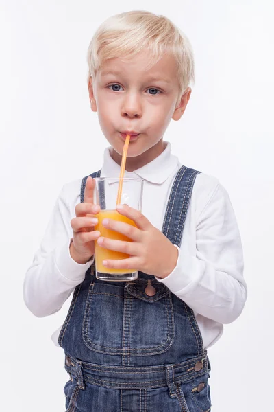 Bonito menino está desfrutando de bebida saudável — Fotografia de Stock