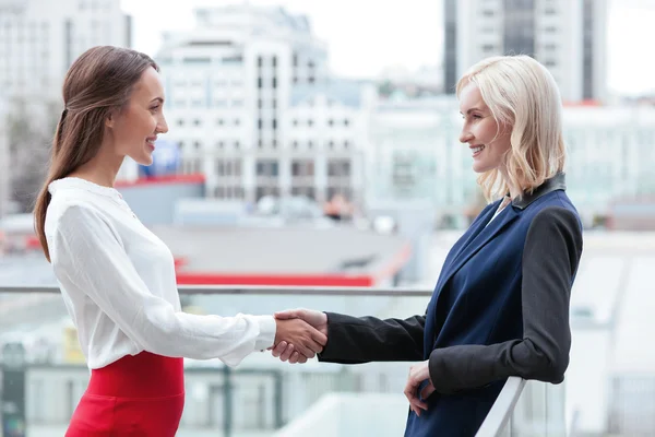 Des jeunes femmes d'affaires gaies se félicitent mutuellement — Photo