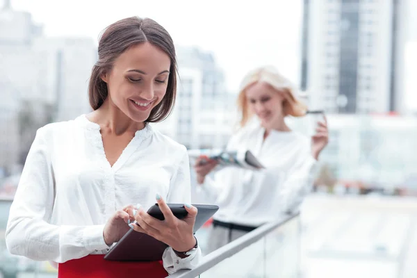 Hermosas jóvenes empresarias descansan en el descanso — Foto de Stock