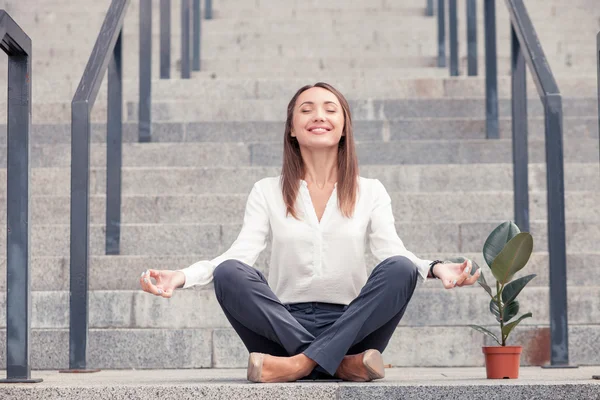 Attractive young woman is resting after work — ストック写真