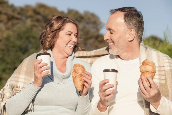 Schönes altes Ehepaar ruht sich in der Natur aus — Stockfoto