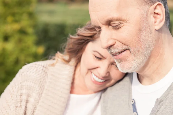 Vrolijke oud getrouwd koppel is samen tijd doorbrengen — Stockfoto