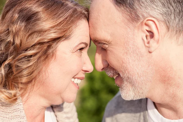 Vrij volwassen man en vrouw rusten samen — Stockfoto