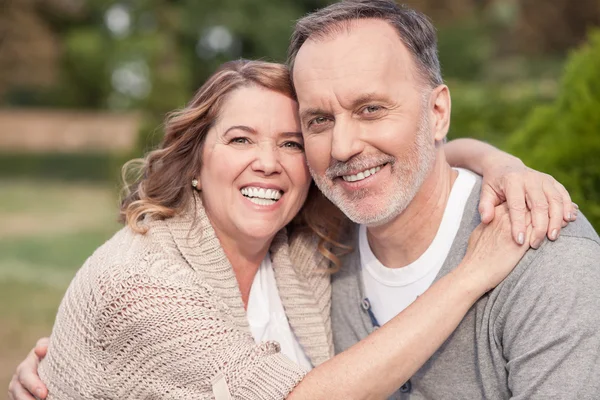 Vrolijke senior echtpaar houdt van elkaar — Stockfoto