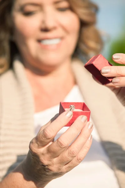 Vrolijke volwassen dame ontvangt gouden sieraden — Stockfoto