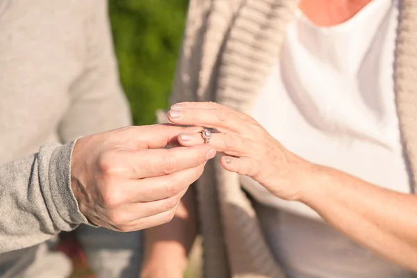 Pareja casada bastante vieja celebra su aniversario — Foto de Stock