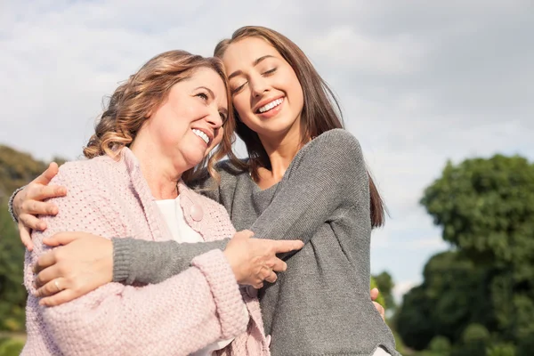 Una familia muy amigable está pasando tiempo juntos. — Foto de Stock