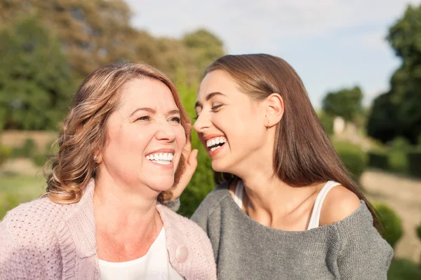 Alegre dos mujeres están chismeando de alegría — Foto de Stock