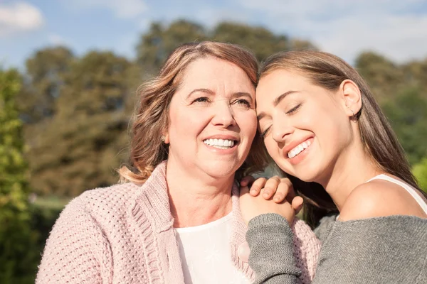 Hermosa familia femenina se relaja en el parque — Foto de Stock