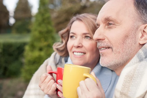 Vrij volwassen man en vrouw zijn opwarming van de aarde met warme dranken — Stockfoto