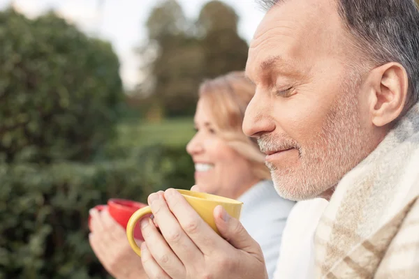 Alegre viejo amor pareja es beber té al aire libre — Foto de Stock