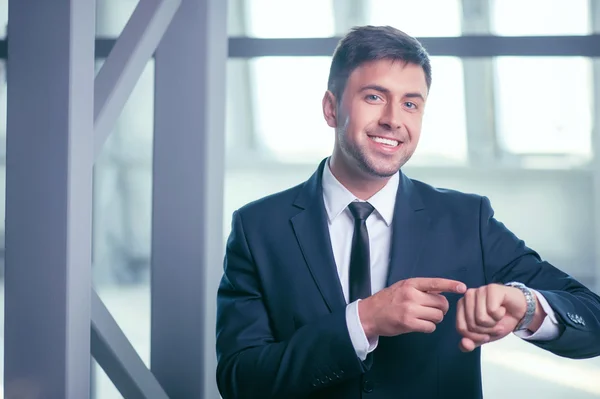 Erfolgreicher Jungunternehmer hat einen Termin mit seinem Klienten — Stockfoto