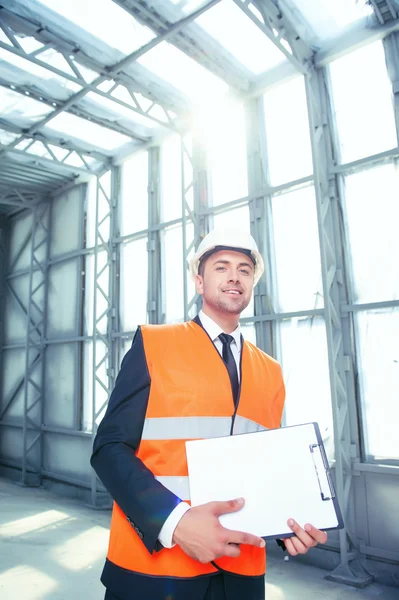 Attraente giovane costruttore sta lavorando al suo progetto — Foto Stock