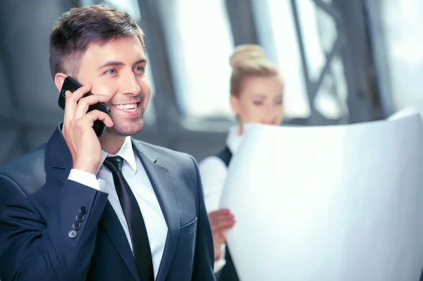 Cheerful young colleagues are working on a new project — Stock Photo, Image