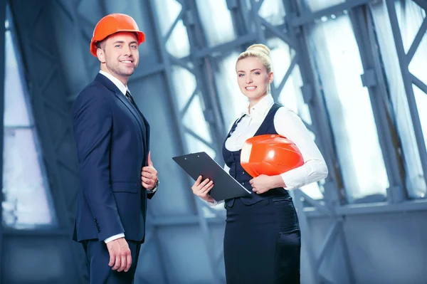 El alegre equipo de construcción está trabajando en un nuevo proyecto — Foto de Stock