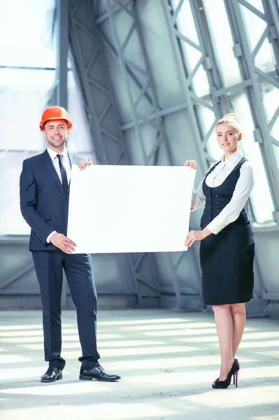 Jóvenes arquitectos profesionales presentan su proyecto — Foto de Stock