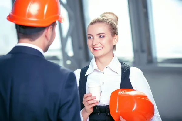 Alegre equipo de construcción joven está descansando después del trabajo — Foto de Stock