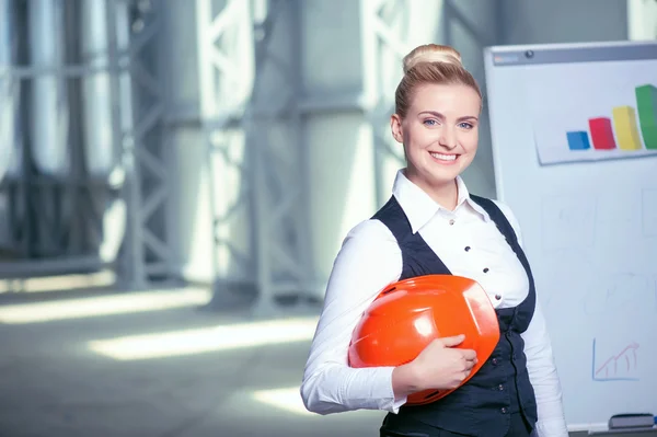 Joven empresaria alegre está trabajando en el plan de construcción — Foto de Stock