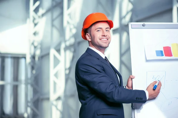 Ingeniero joven guapo está planeando un nuevo proyecto — Foto de Stock